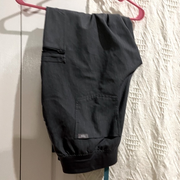 FIGS L Catarina 1 pocket top, FIGS L Zamora joggers, Graphite - Picture 3 of 4